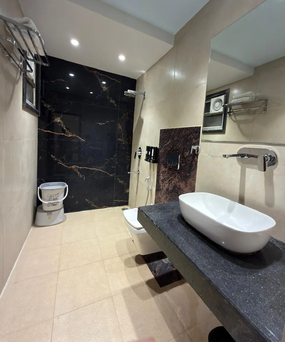 Deluxe Room Bathroom